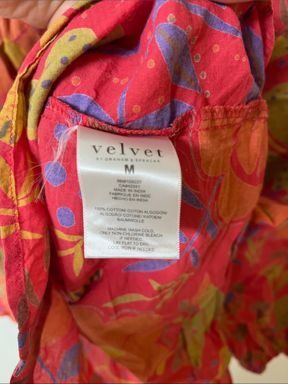 Velvet by Graham & Spencer Red Floral Puff-Sleeve Button-Front Blouse - Picture 2 of 3